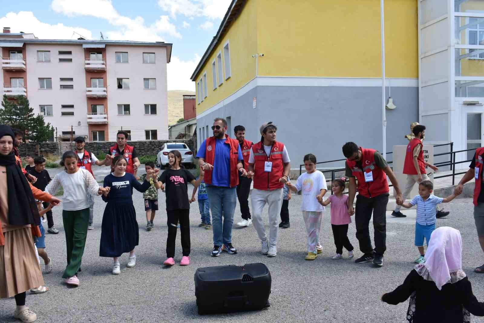 Minik yüreklere dokundular