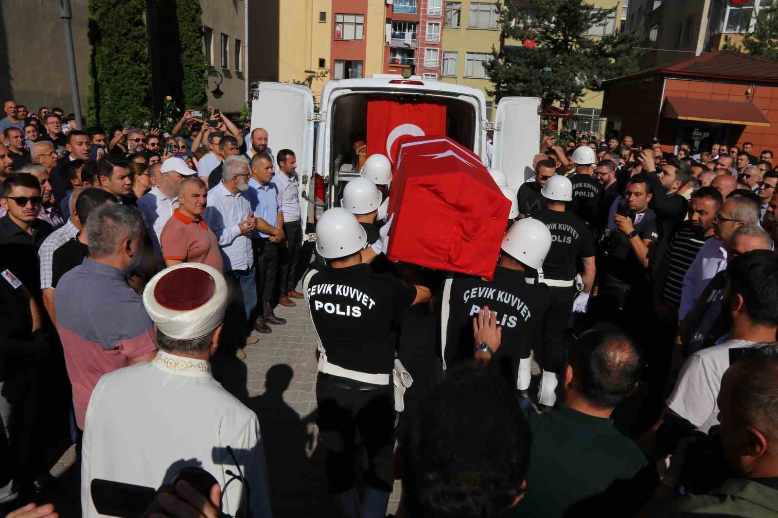 Aynı saldırıda yaralanan polis memuru şehit olan görev arkadaşını gözyaşları ile uğurladı
