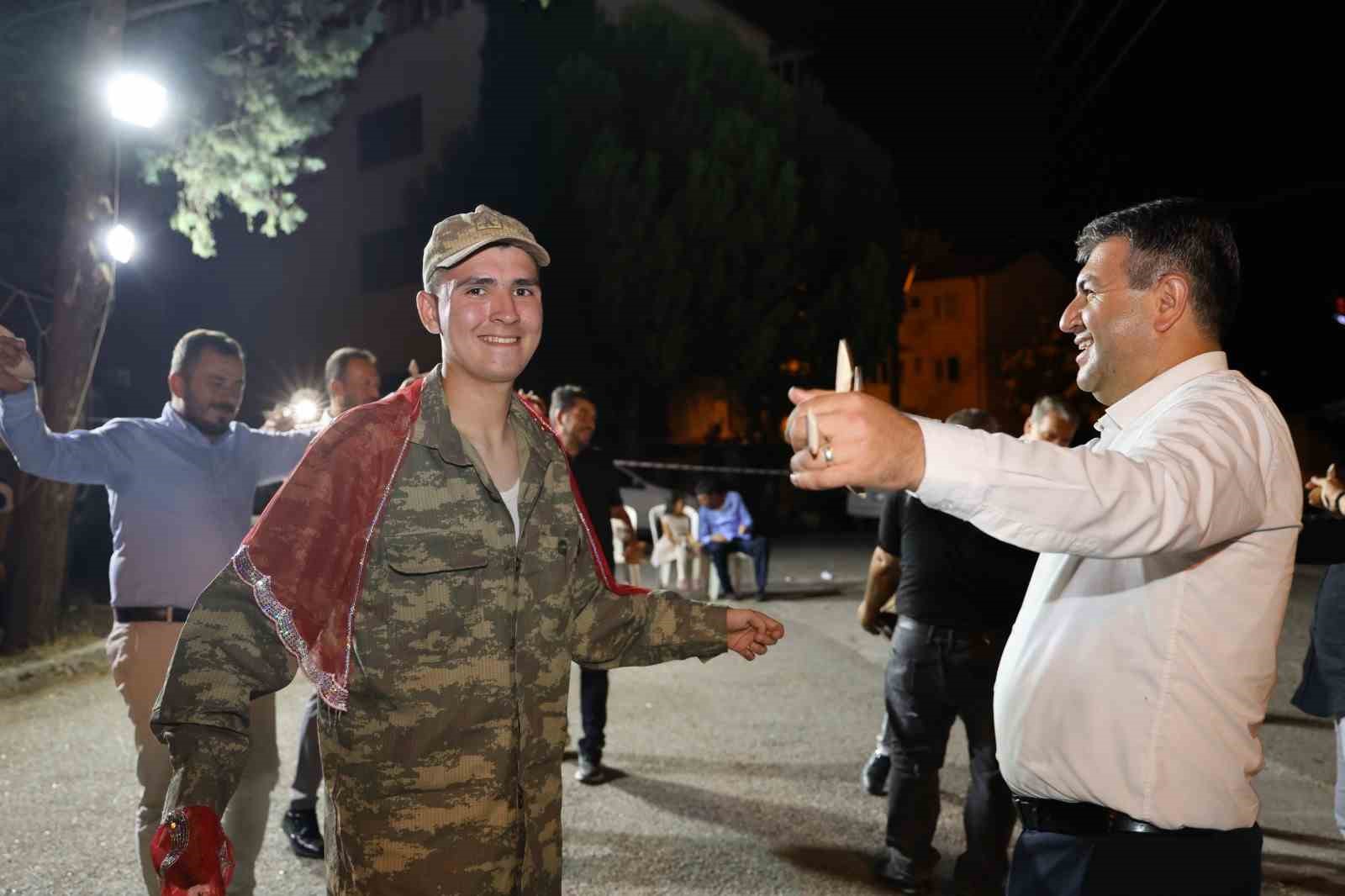 Askere gidemeyen gen&ccedil; i&ccedil;in eğlence d&uuml;zenlendi
