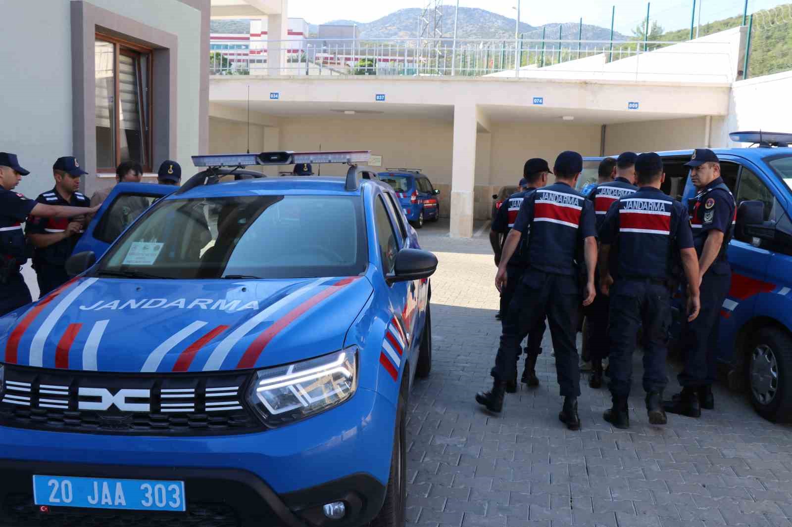 İşkenceyle &ouml;ld&uuml;r&uuml;len kadının cinayet ş&uuml;phelileri adliyeye sevk edildi
