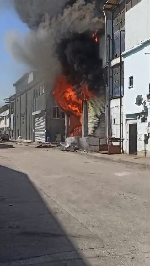 Bursa&rsquo;da s&uuml;nger ve baza deposu alev alev yandı
