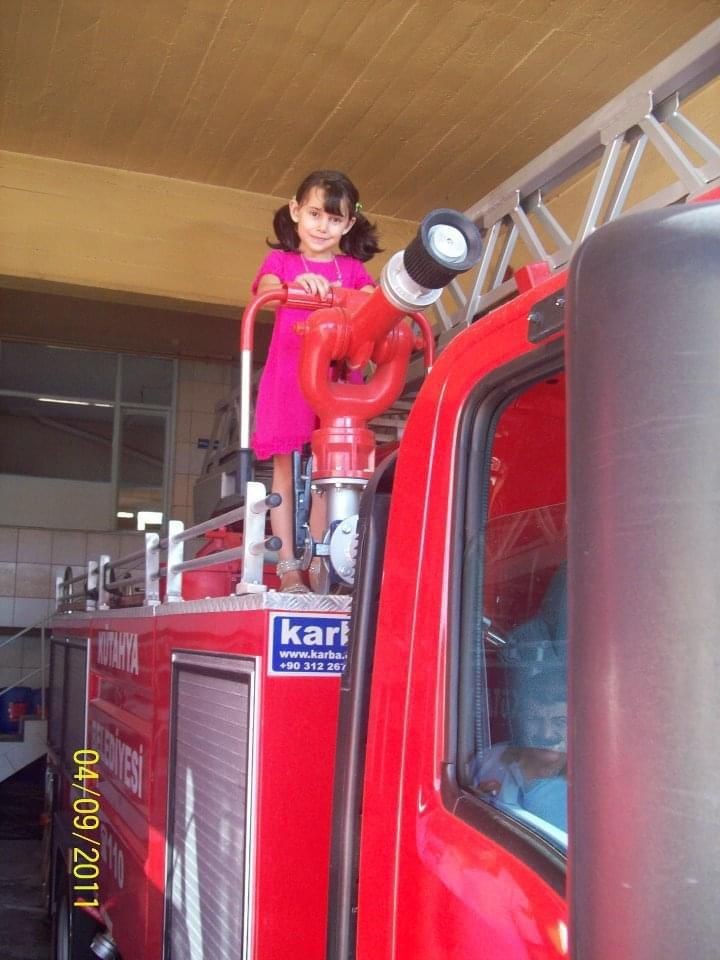 İtfaiyeci baba-kız birlikte g&ouml;rev yapıyor
