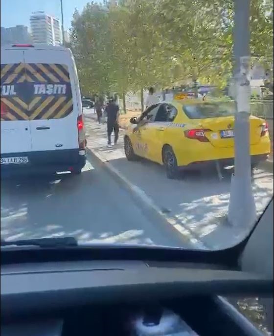 Esenyurt’ta ticari taksiyi kaldırımda sürdü: O anlar kamerada