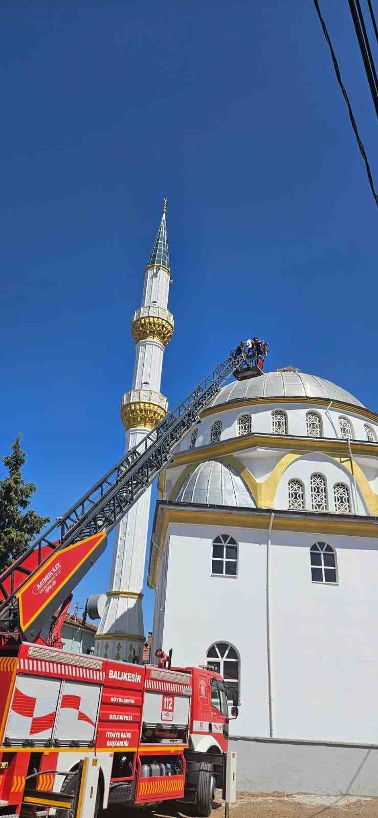 Balıkesir B&uuml;y&uuml;kşehir, yaralı leyleği kurtardı
