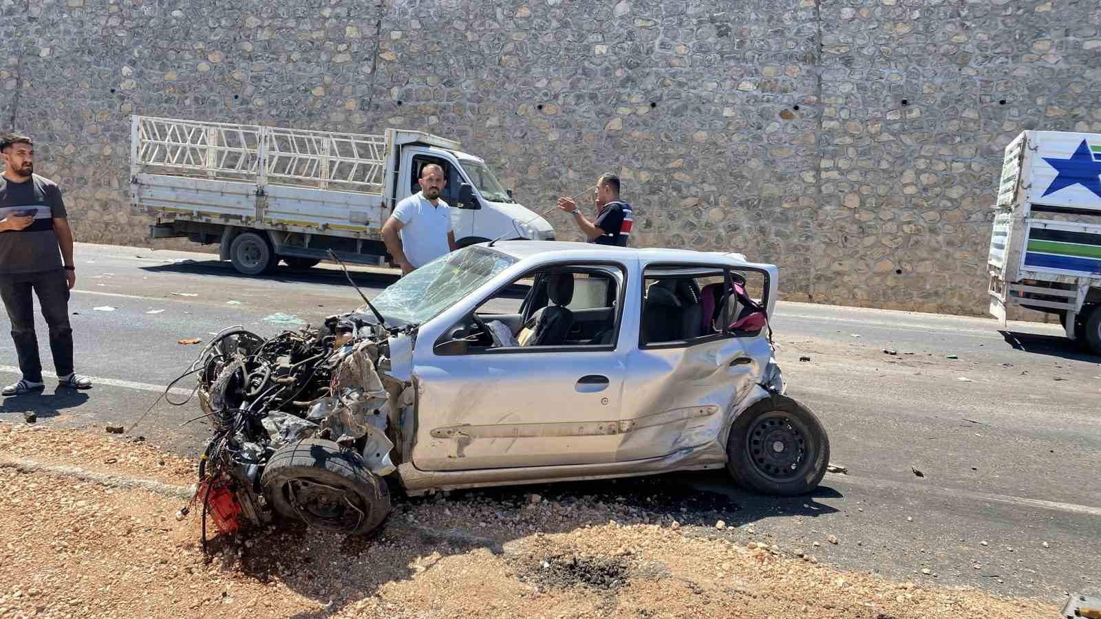 Diyarbakır&rsquo;da iki tır ile otomobil &ccedil;arpıştı: 1 &ouml;l&uuml;, 4 yaralı
