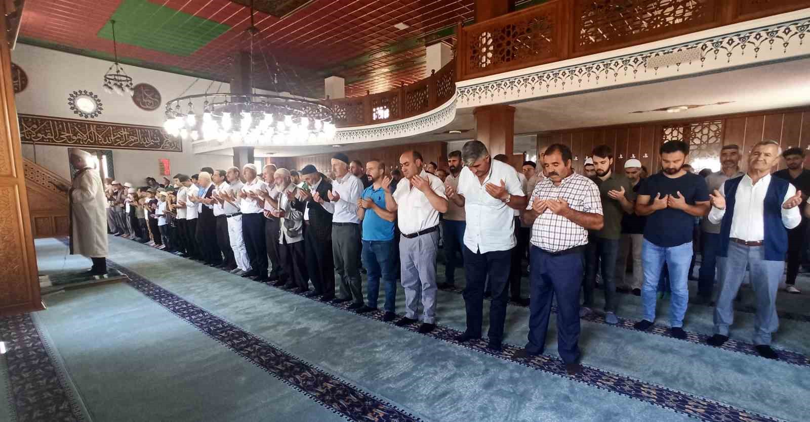 Haniye i&ccedil;in Ahlat&rsquo;taki camilerde gıyabi cenaze namazı kılındı
