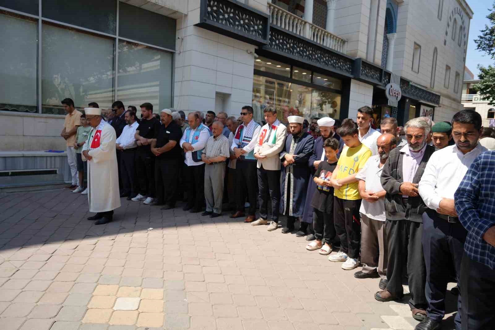 Iğdır’da Cuma namazı sonrası İsmail Haniye için gıyabi cenaze namazı kılındı
