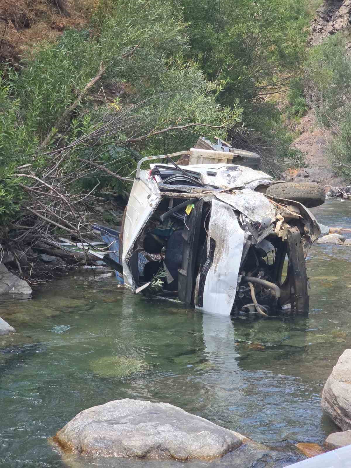 Bingöl’de pikap şarampole yuvarlandı: 2 ölü, 1 yaralı