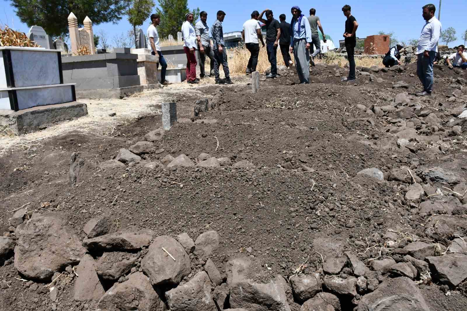 Şanlıurfa&rsquo;daki kazada vefat eden 5 &ccedil;ocuk Siverek&rsquo;te yan yana toprağa verildi
