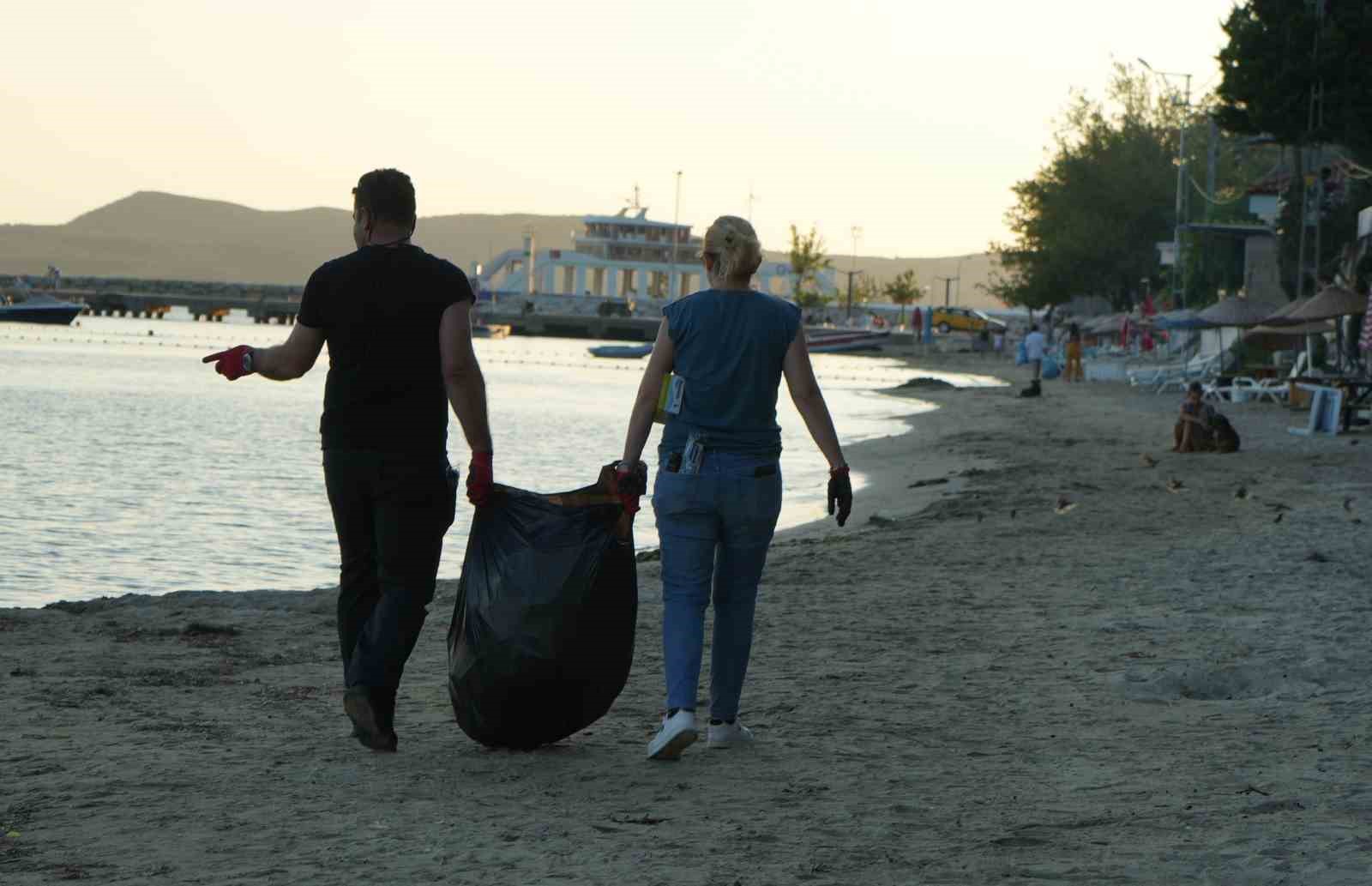 Deniz &ccedil;ayırlarının korunması i&ccedil;in Erdek&rsquo;te halk &ccedil;alıştayı ve kıyı temizliği yapıldı
