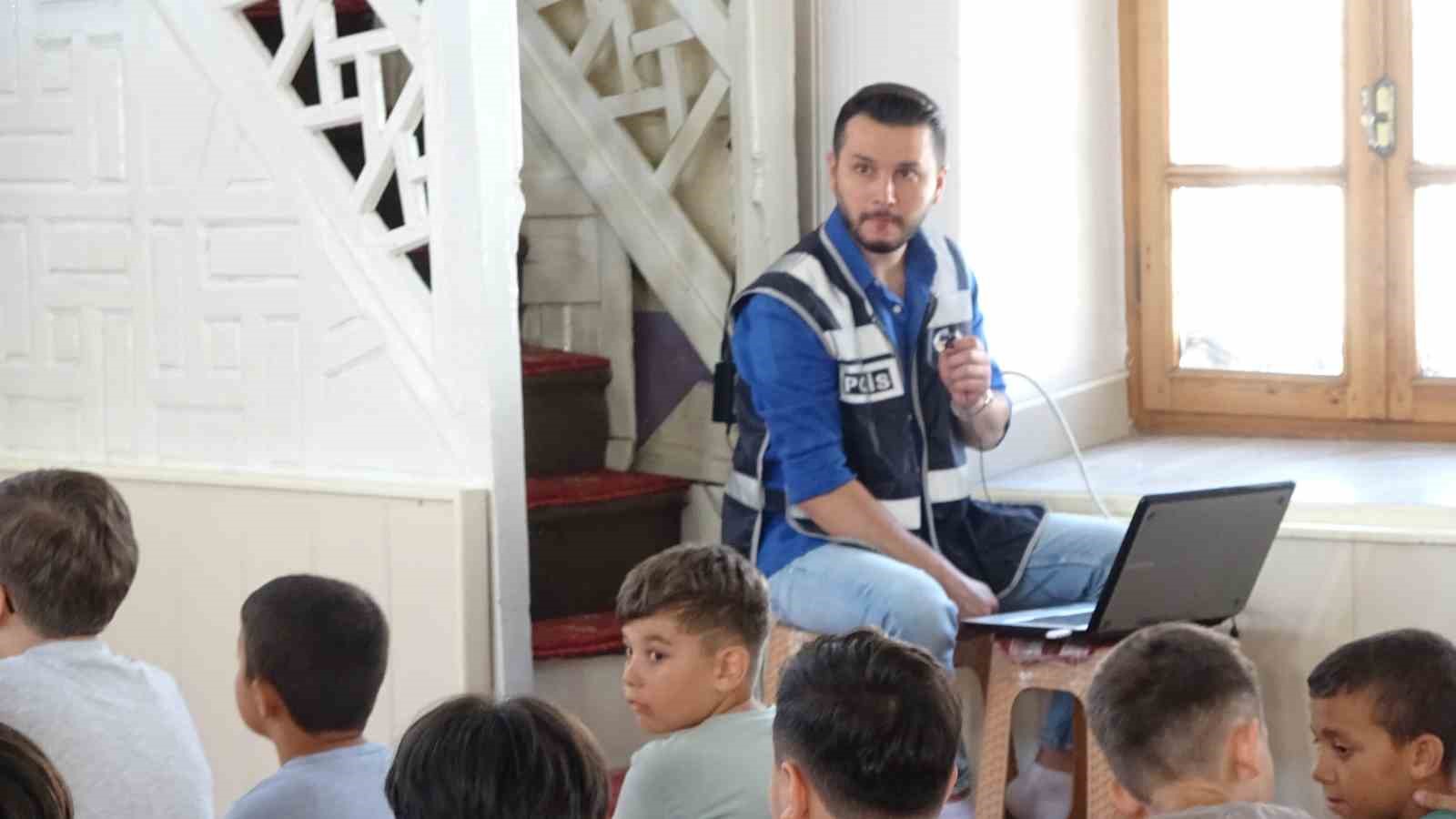 Kur&rsquo;an kursu &ouml;ğrencilerine akran zorbalığı ve siber su&ccedil;lar hakkında bilgiler verildi
