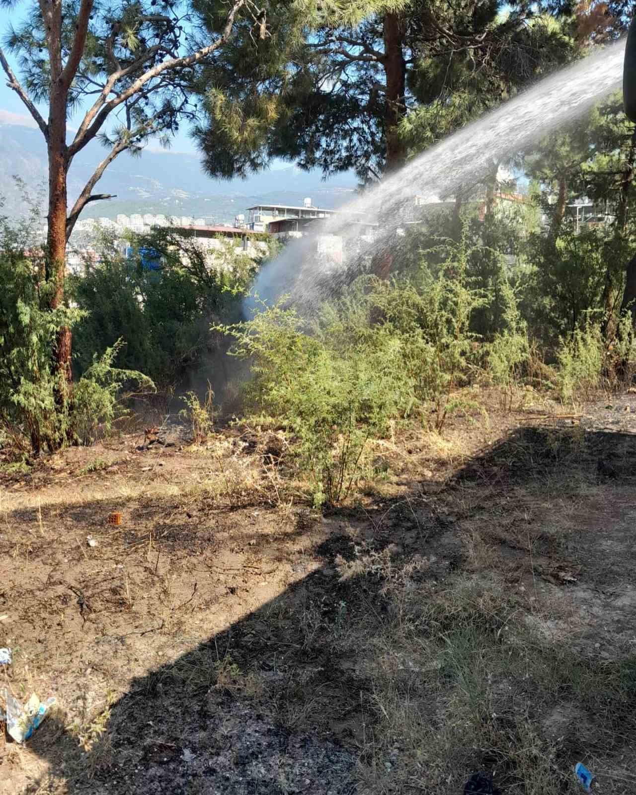 İskenderun’da bahçede çıkan yangın söndürüldü