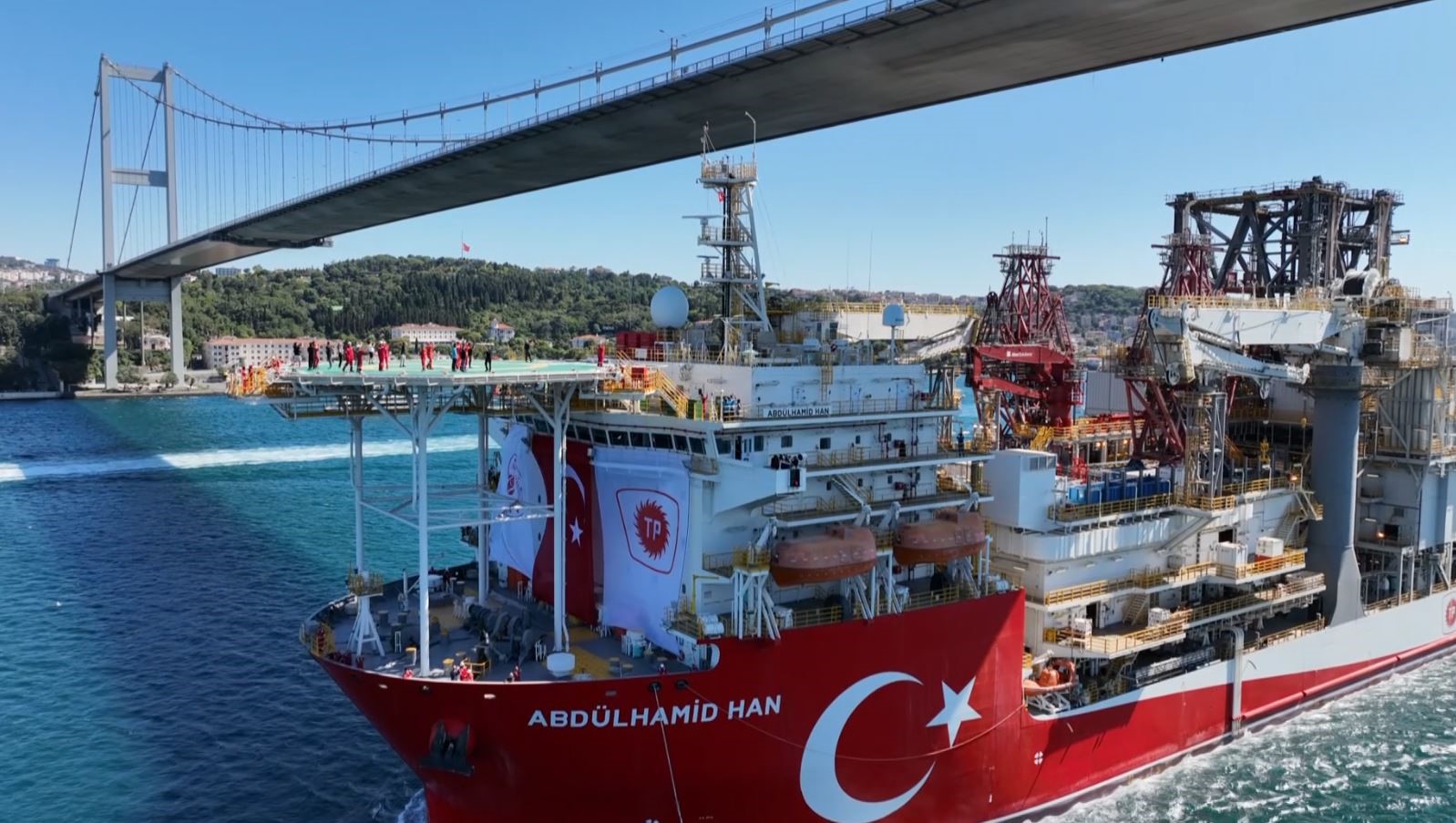 Türkiye’nin sondaj gemisi Abdülhamid Han İstanbul Boğazı’ndan geçti: O anlar havadan görüntülendi
