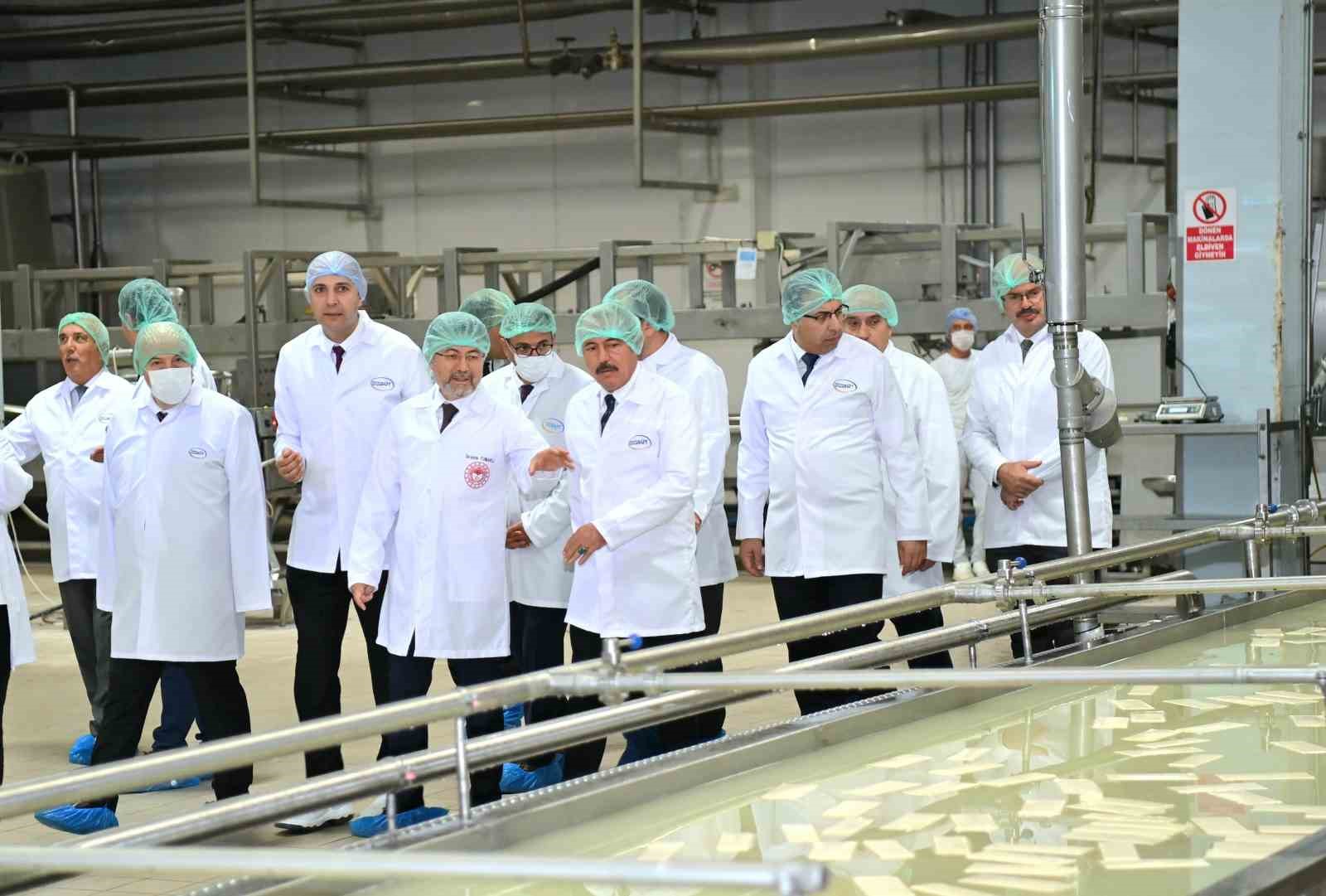 Bakan Yumaklı: "Üreticiyi korumak için günlük bin ton sütü piyasadan çekeceğiz"