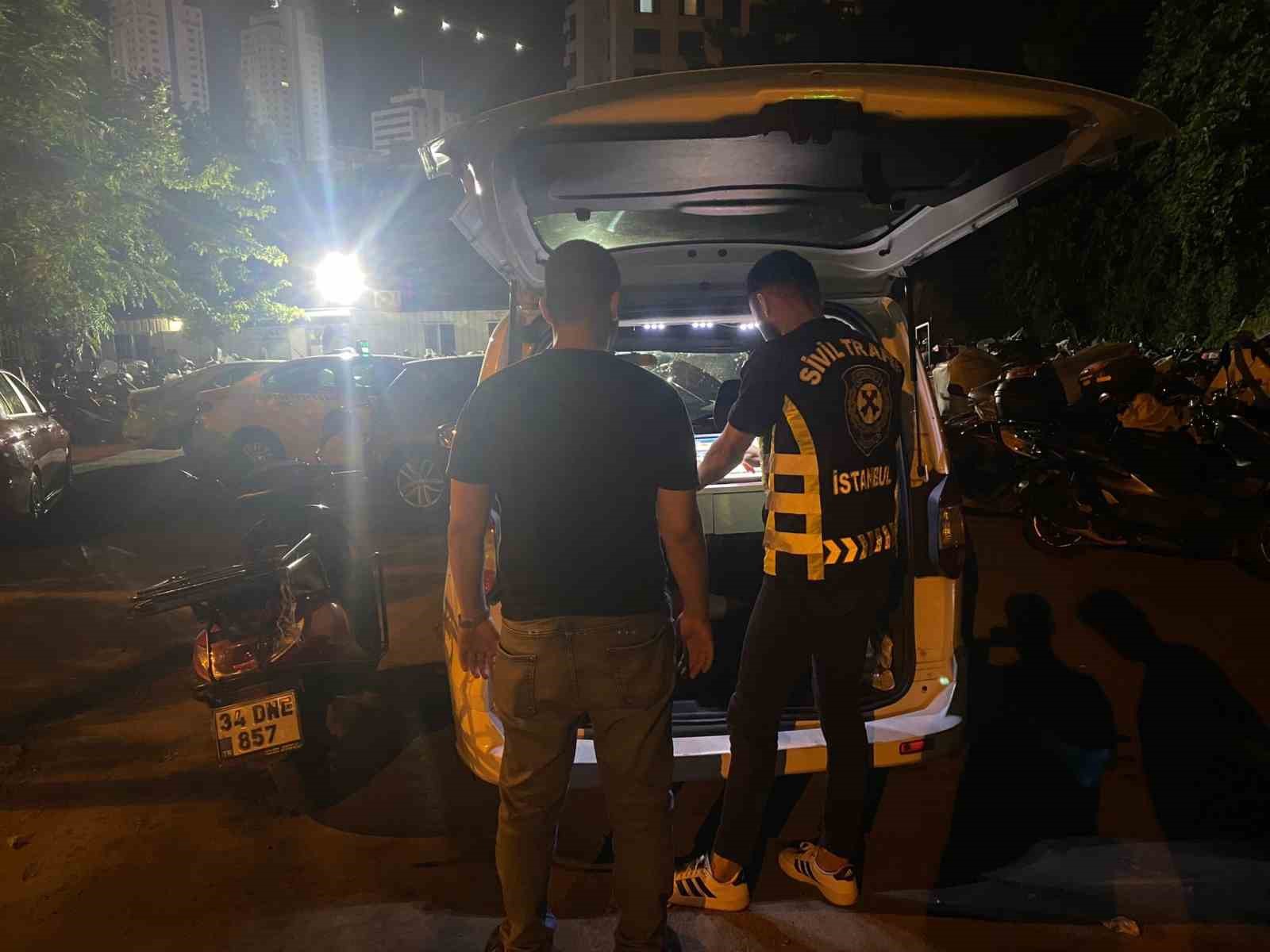 Kaldırımda motosiklet kullanan ehliyetsiz s&uuml;r&uuml;c&uuml;ye ve ara&ccedil; sahibine ceza yağdı
