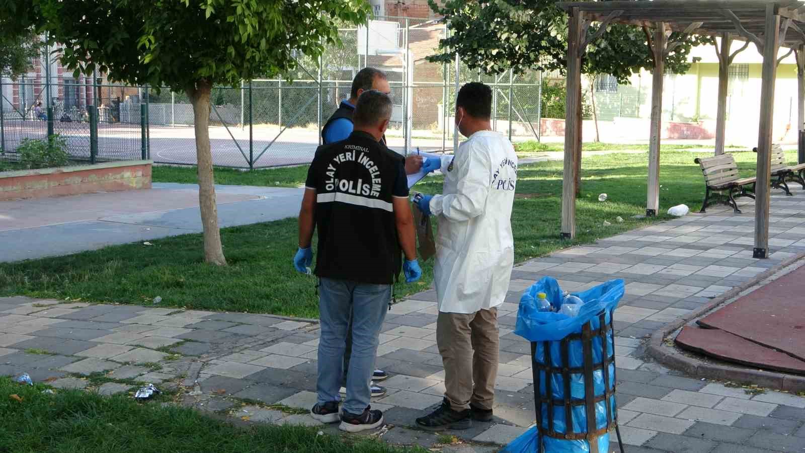 Parkta silahlı saldırıya uğrayan genç yaralandı