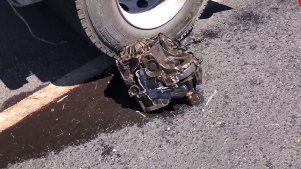 &Ouml;nce bariyerlere, sonra tıra &ccedil;arpan otomobil hurdaya d&ouml;nd&uuml;
