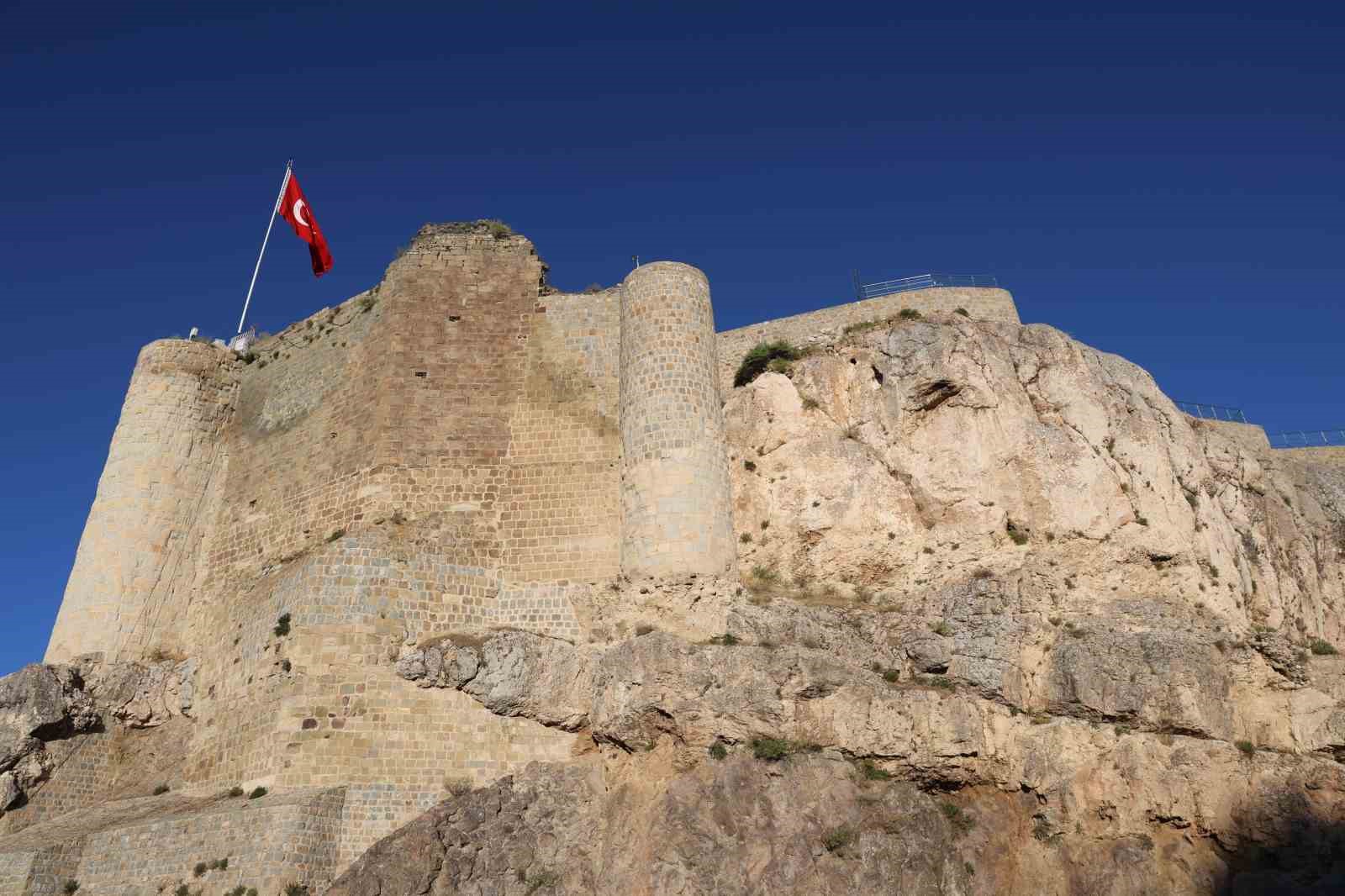 Vali Hatipoğlu, Harput Kalesi’ndeki kazı ve restorasyon çalışmalarını inceledi