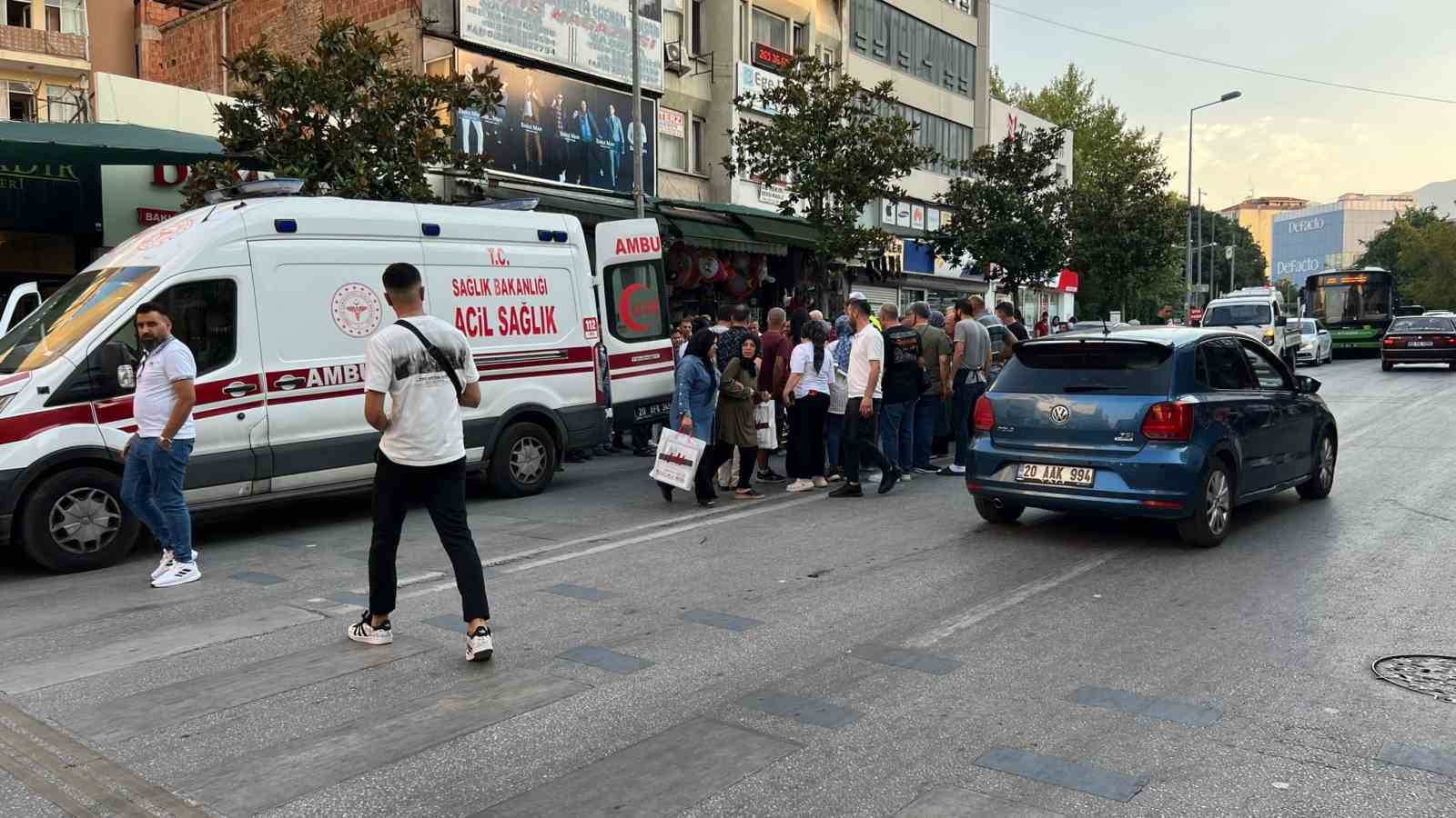 Yaya ge&ccedil;idinden karşıya ge&ccedil;en kadına araba &ccedil;arptı
