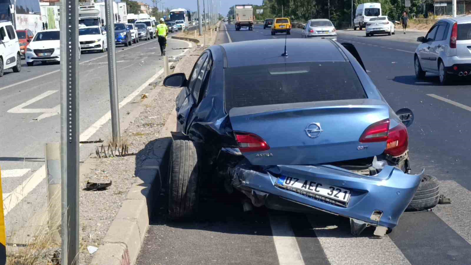 Otomobiller çarpıştı, sürücüler birbirini suçladı
