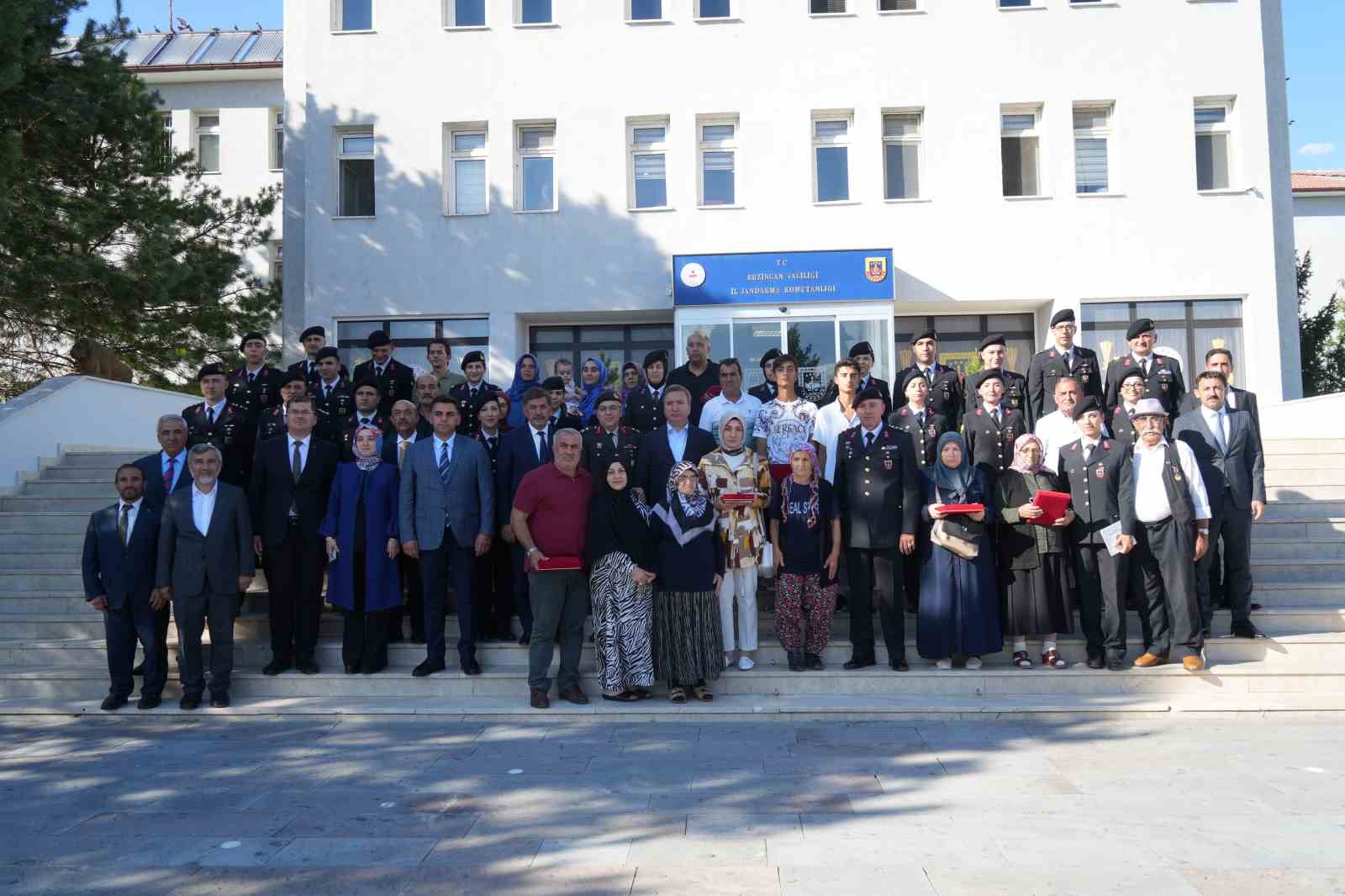 Erzincan&rsquo;da g&ouml;zyaşlarını tutamayan şehit aileleri duygu dolu anlar yaşattı
