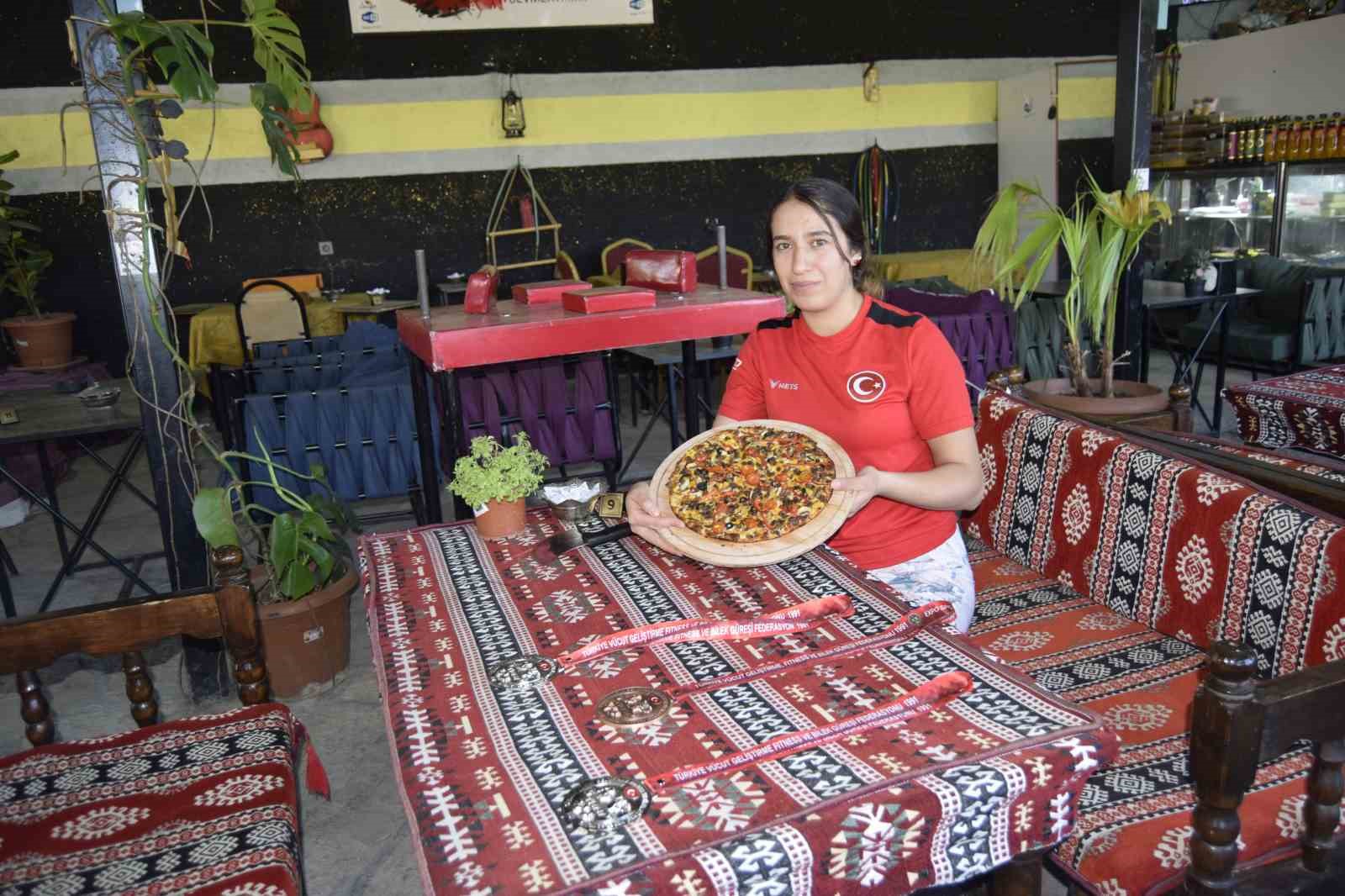 Diyarbakırlı milli bilek güreşçisinden yöresel malzemelerle "Pirano" pizza