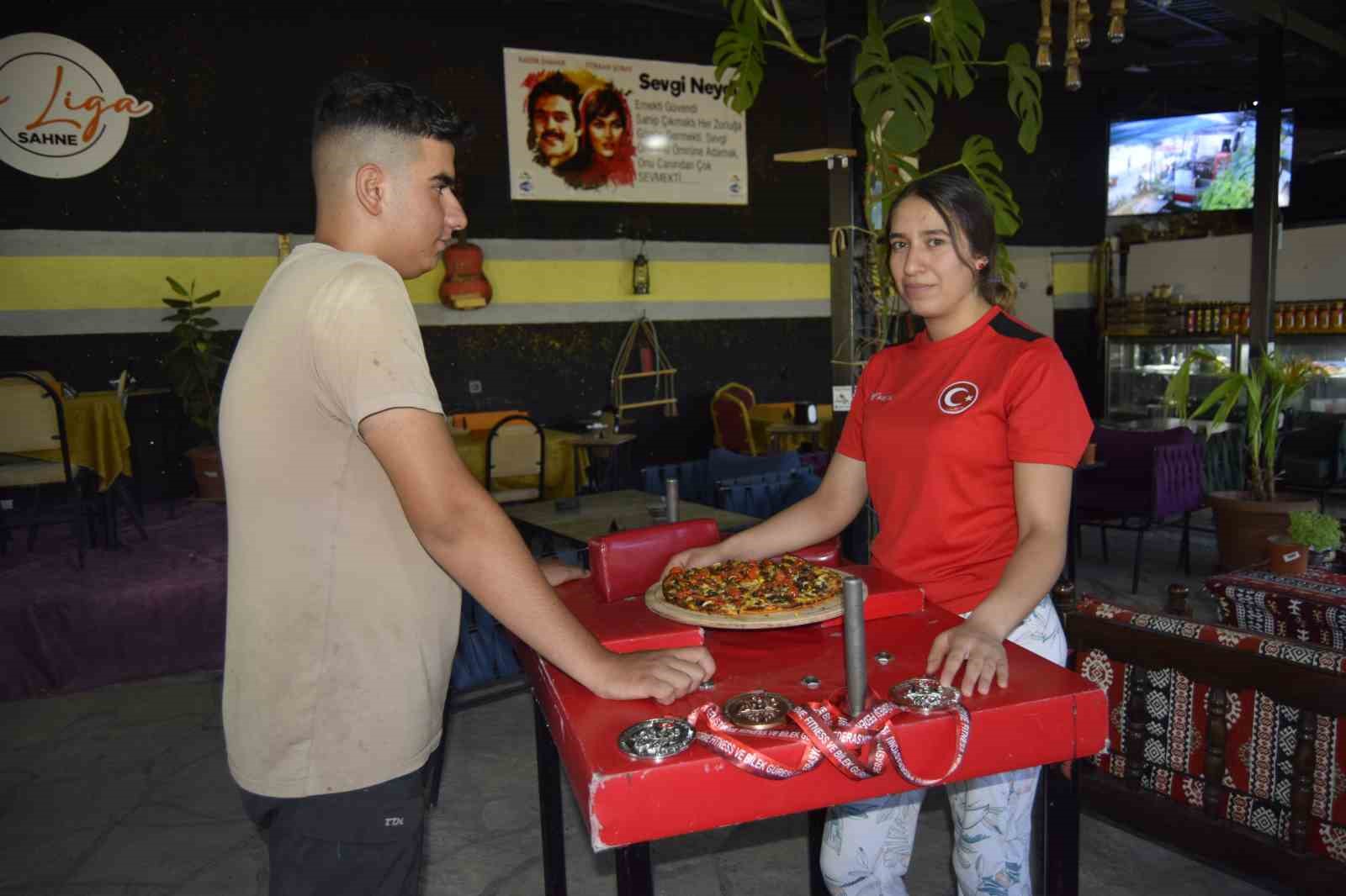 Diyarbakırlı milli bilek g&uuml;reş&ccedil;isinden y&ouml;resel malzemelerle "Pirano" pizza
