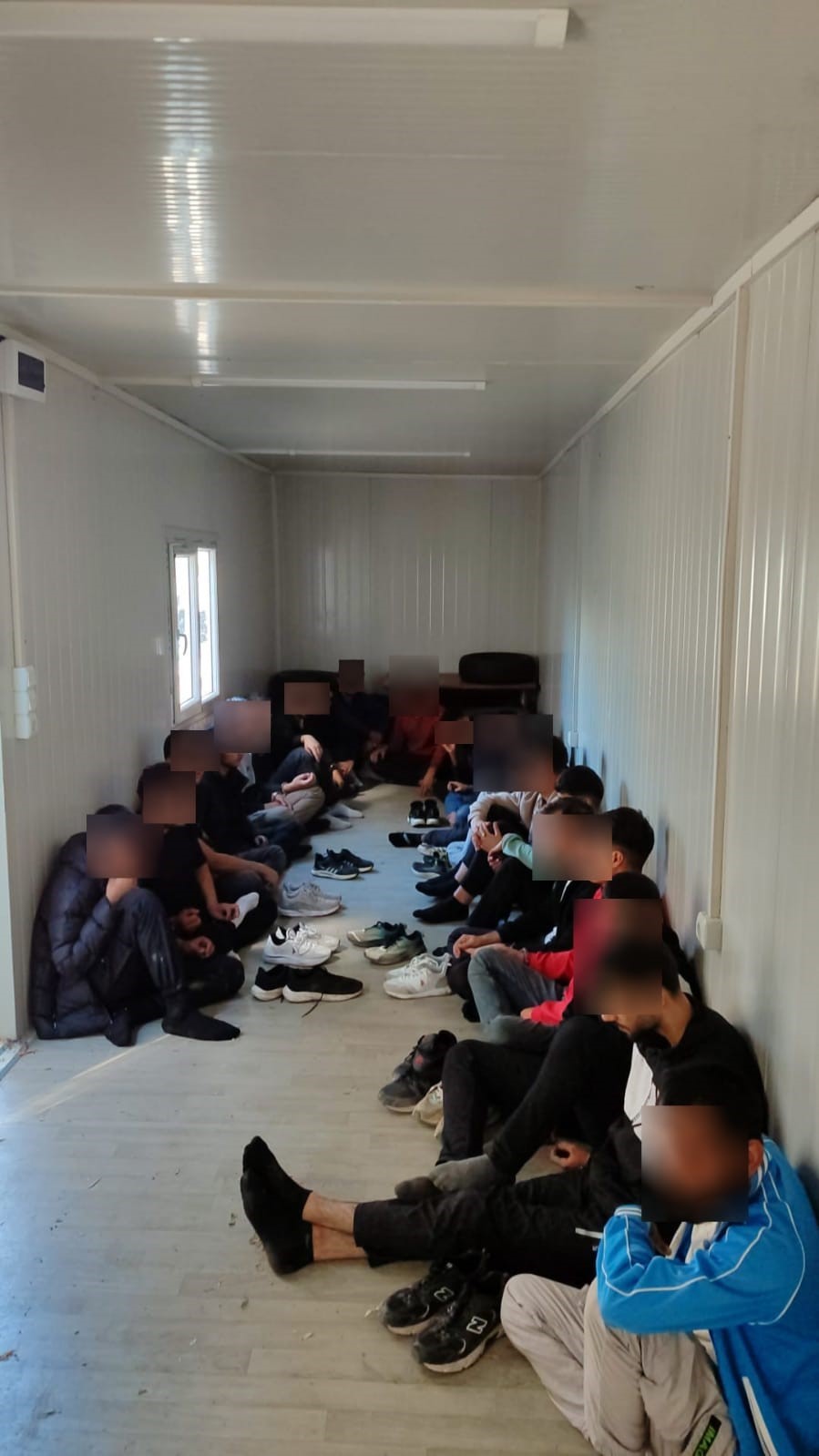 Kırklareli&rsquo;nde durdurulan tırın dorsesinde 21 ka&ccedil;ak g&ouml;&ccedil;men yakalandı
