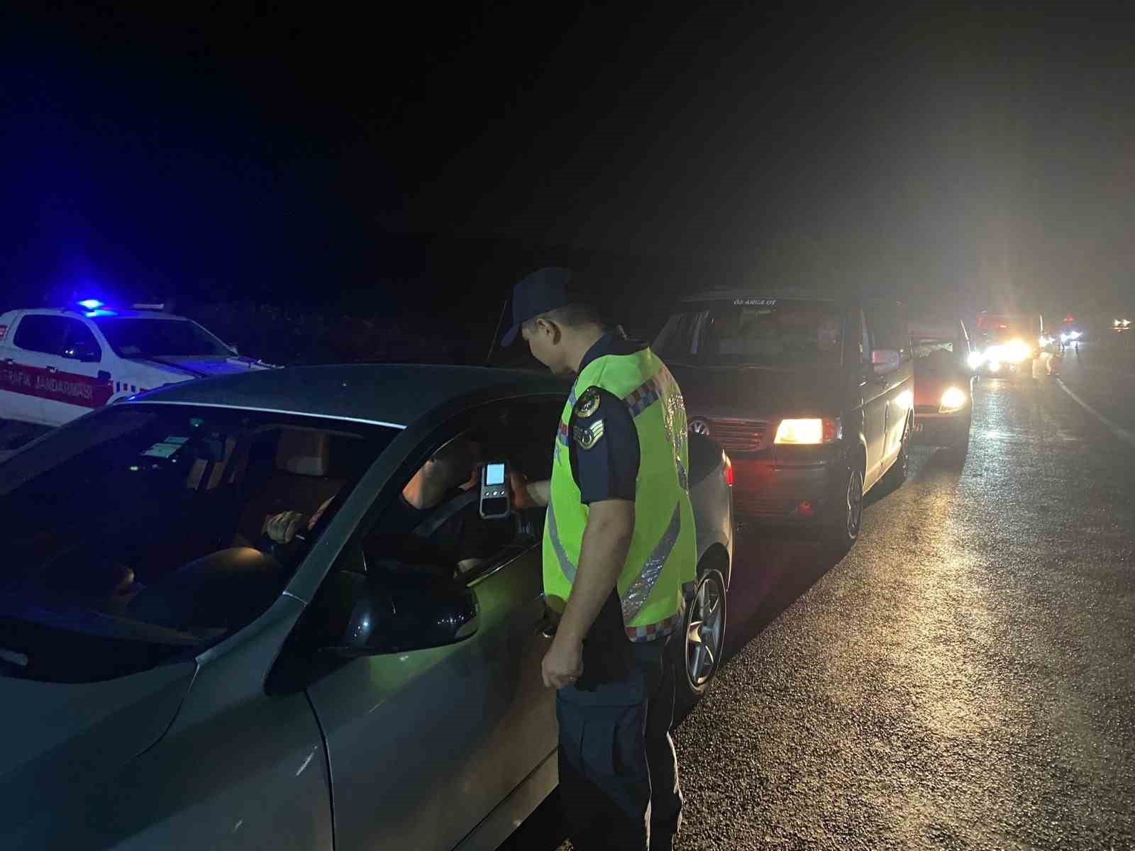 Gaziantep&rsquo;te 35 s&uuml;r&uuml;c&uuml;ye 225 bin TL alkol cezası
