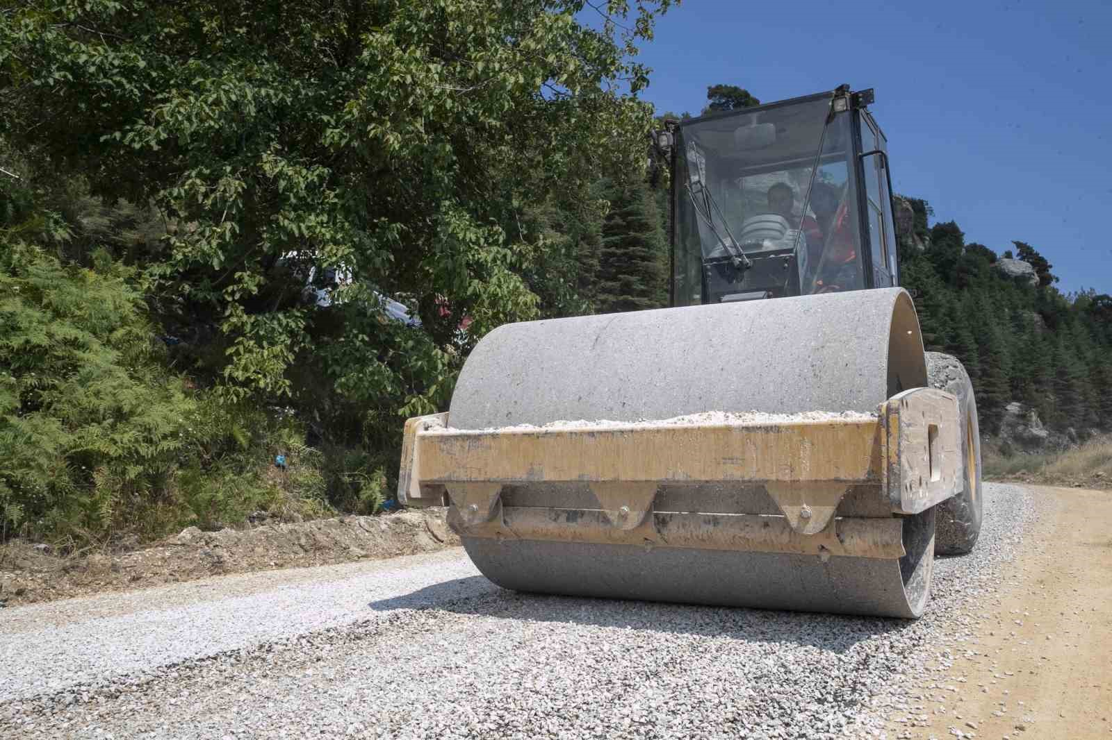 Erdemli’de İçmeler mevkinin yolu yapıldı
