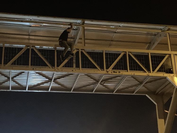 &Uuml;st ge&ccedil;ide &ccedil;ıkan genci eyleminden vazge&ccedil;irmek i&ccedil;in 45 dakika dil d&ouml;kt&uuml;ler
