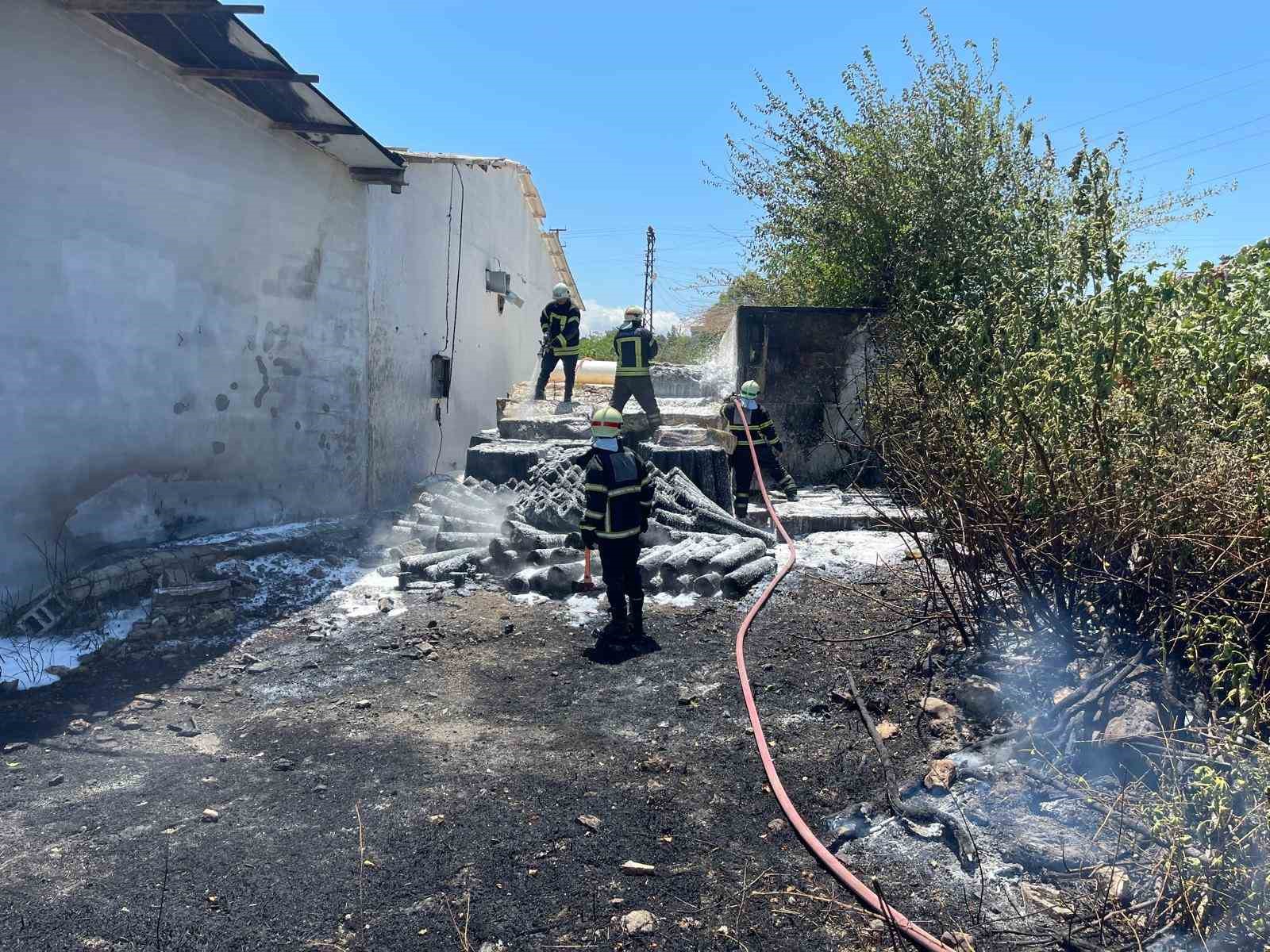 İnşaat malzemeleri bulunan depoda çıkan yangında tedirgin eden patlama
