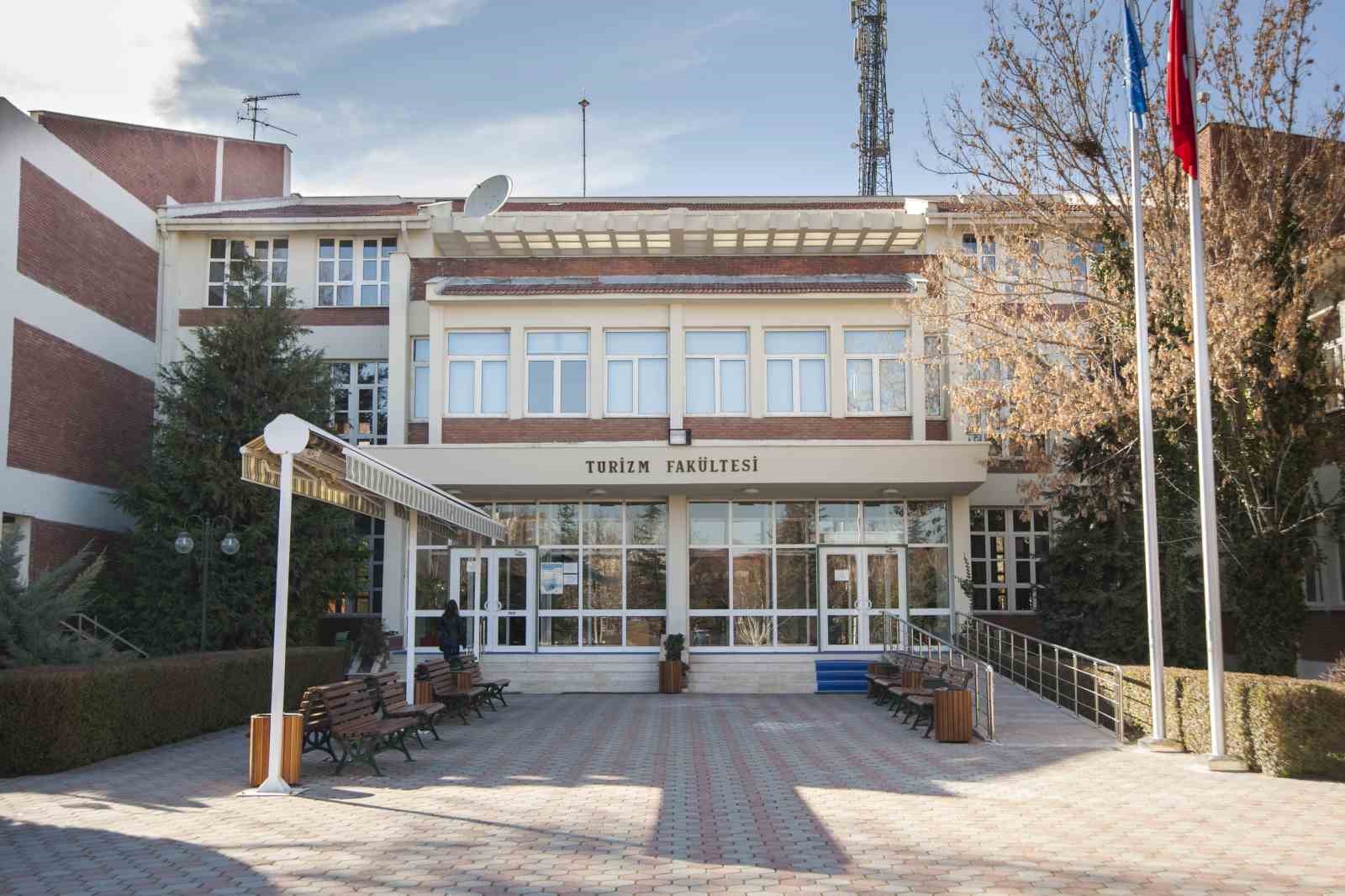 Turizm Fak&uuml;ltesi &ouml;ğrencileri profesyonel seviyede mezun oluyor
