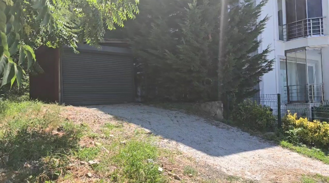 Çalışır vaziyetteki otomobil 6 metreden D-130 Karayolu’na uçtu: 1 yaralı