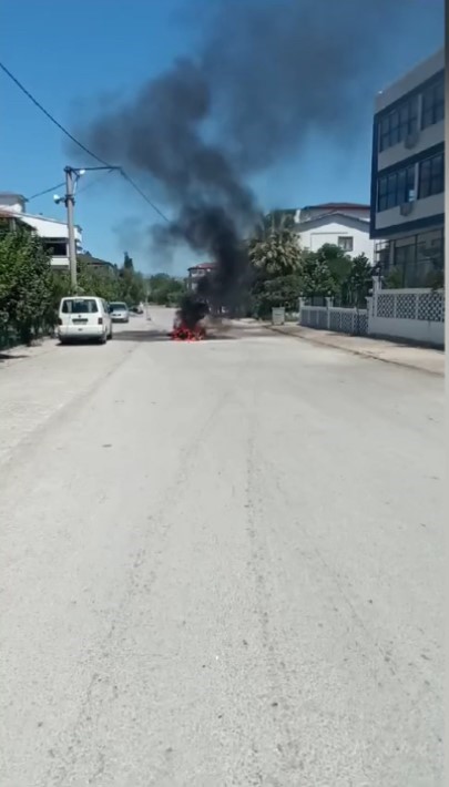 Elektrik bisiklet yandı, sürücü canını zor kurtardı
