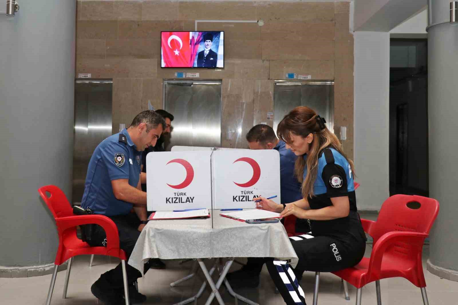 Ardahan’da polislerden kan bağışına destek
