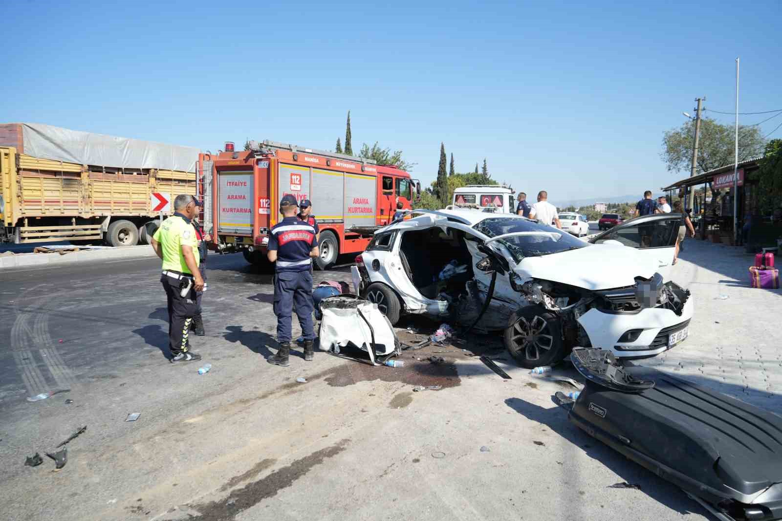 Manisa&rsquo;da iki otomobil &ccedil;arpıştı: 1 &ouml;l&uuml;, 4 yaralı
