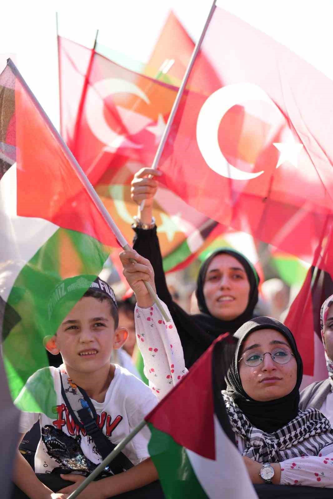 "Şehit Heniyye’den Son Çağrı" mitingi için binlerce kişi Ayasofya Meydanı’nda toplandı