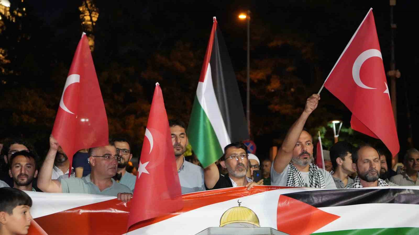 G&ouml;zyaşları Filistin i&ccedil;in aktı: "Sadece dua edebiliyorum"
