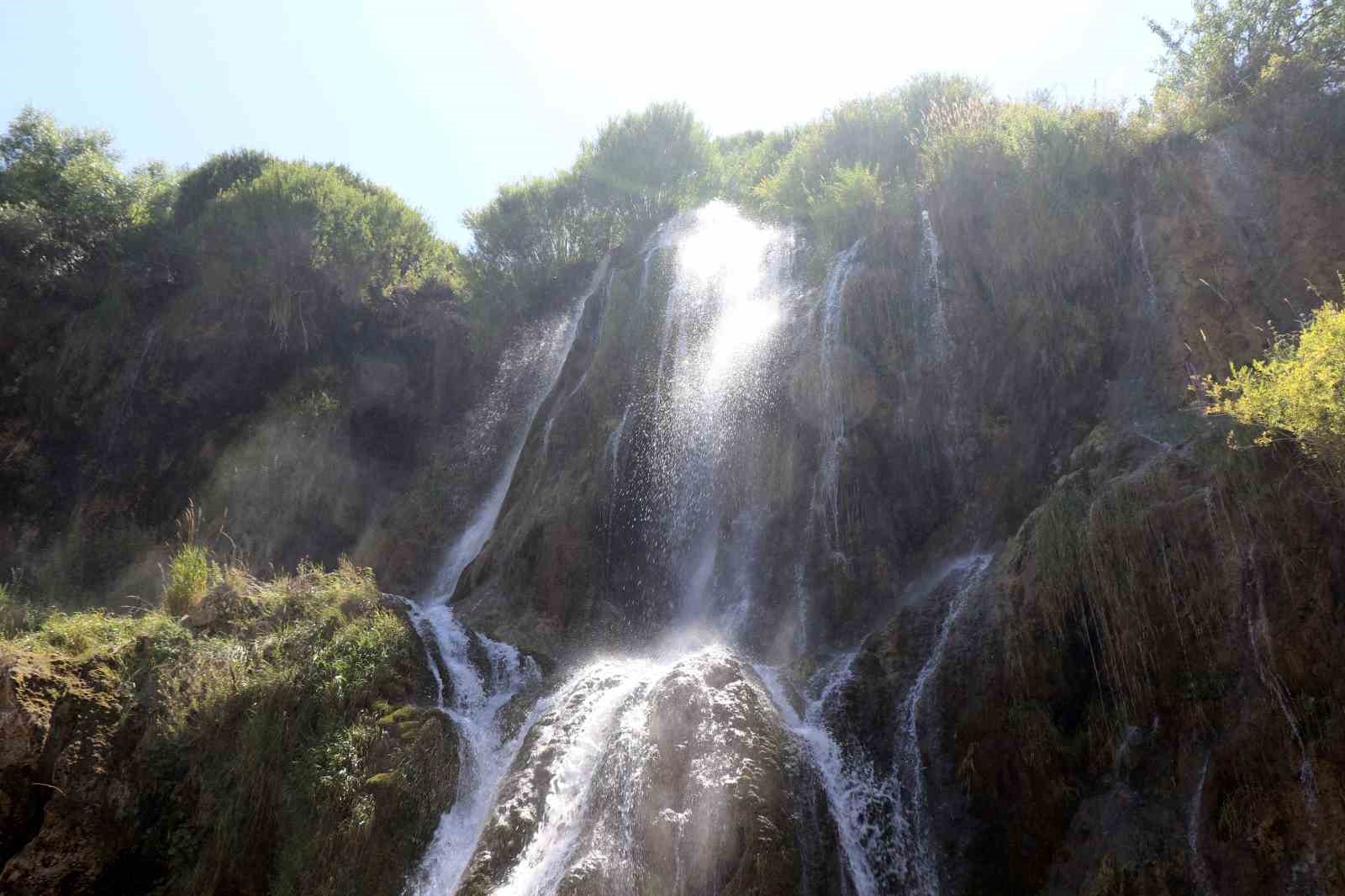 Aşırı sıcakların yaşandığı bug&uuml;nlerde serinlemek isteyenler Girlevik Şelalesi&rsquo;ne akın ediyor
