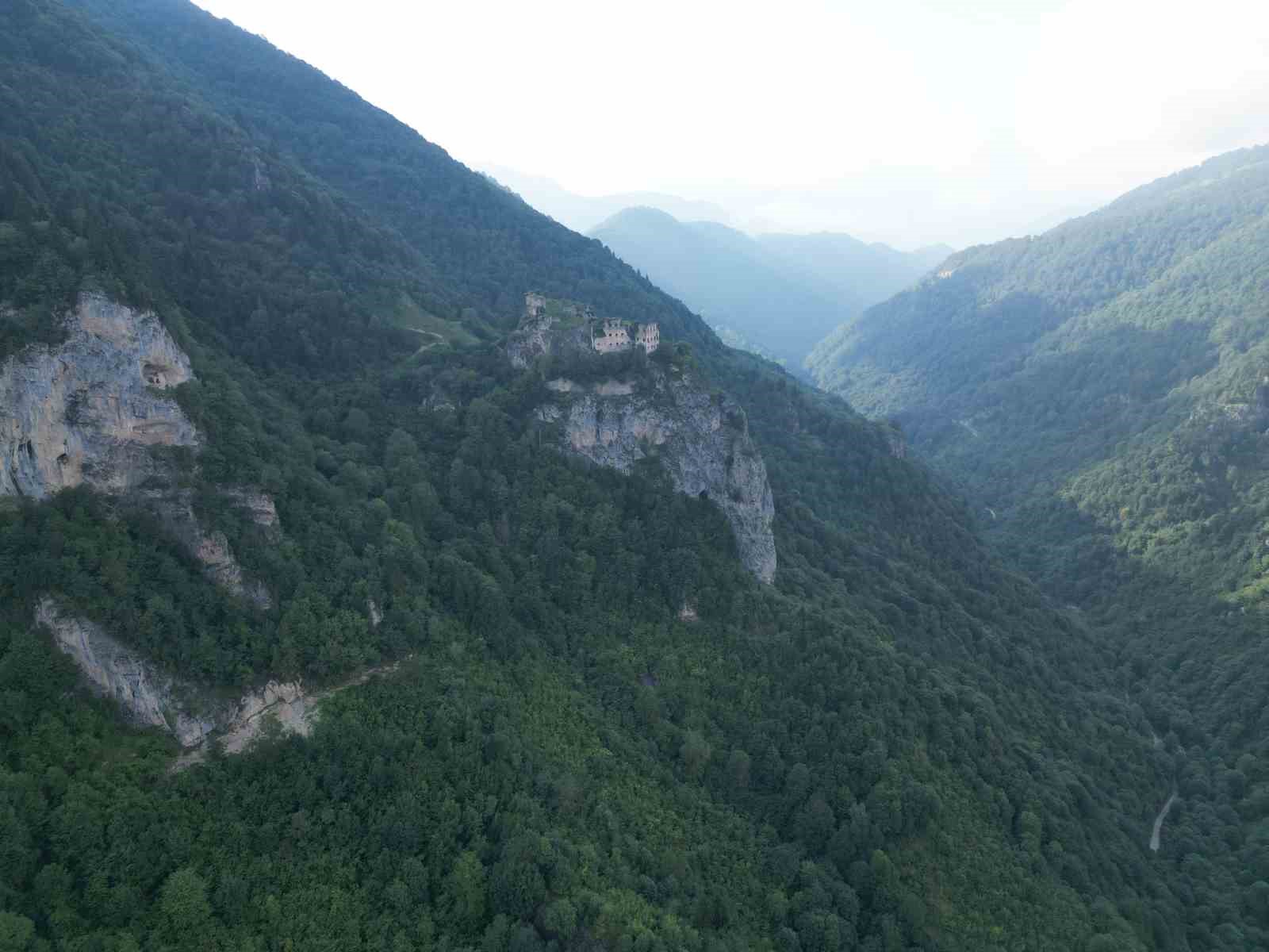 Dağların zirvesindeki manastır adeta asırlara meydana okuyor
