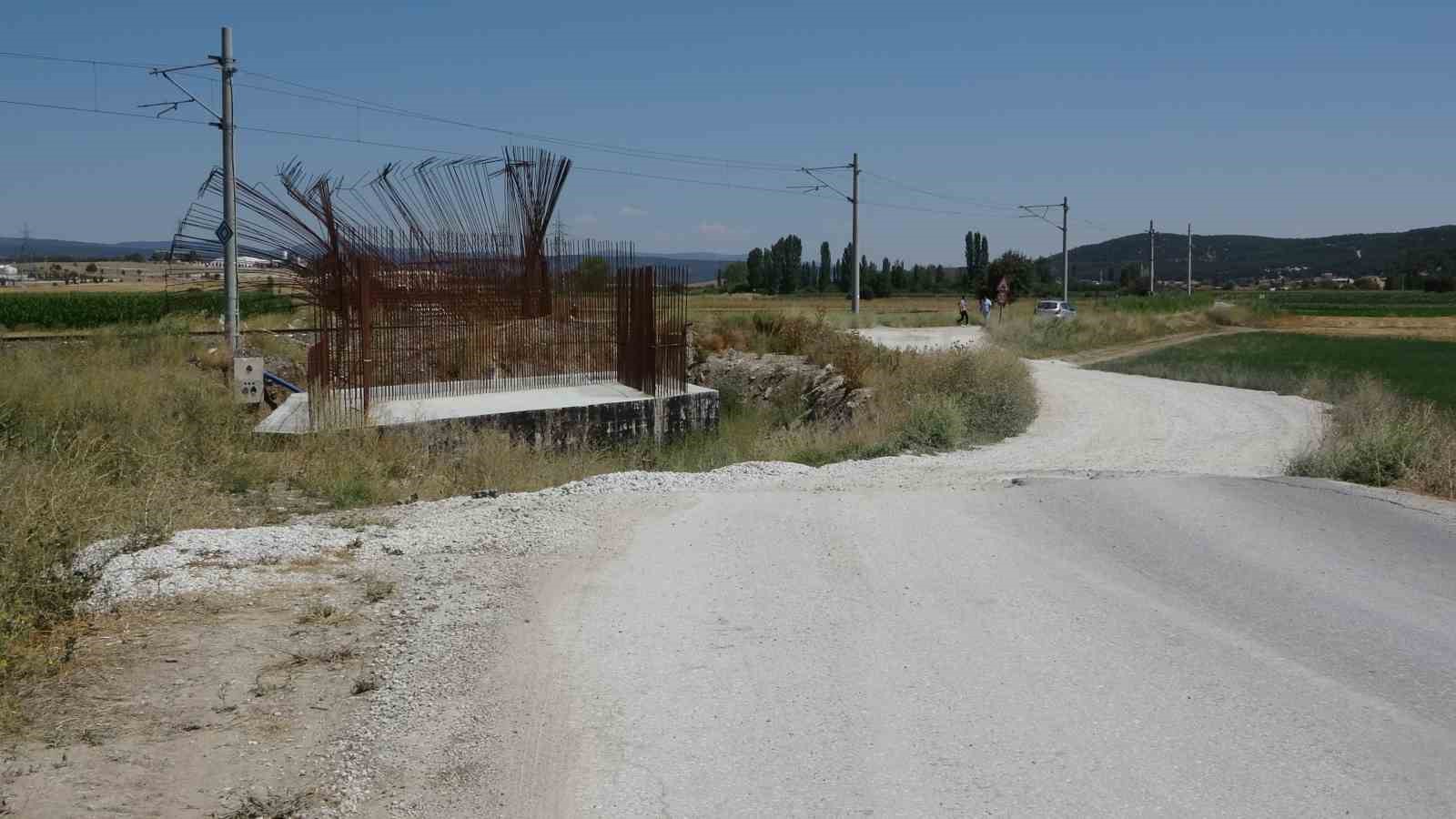 K&ouml;y sakinleri yol problemlerinin bir an &ouml;nce &ccedil;&ouml;z&uuml;me kavuşturulmasını istiyor
