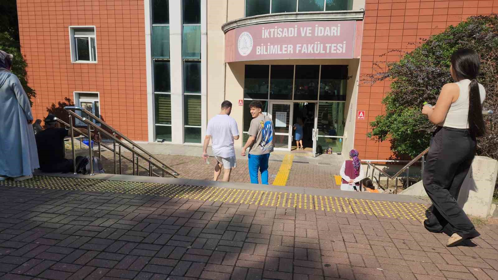 Adaylar KPSS &Ouml;ABT sınavında ter d&ouml;kt&uuml;
