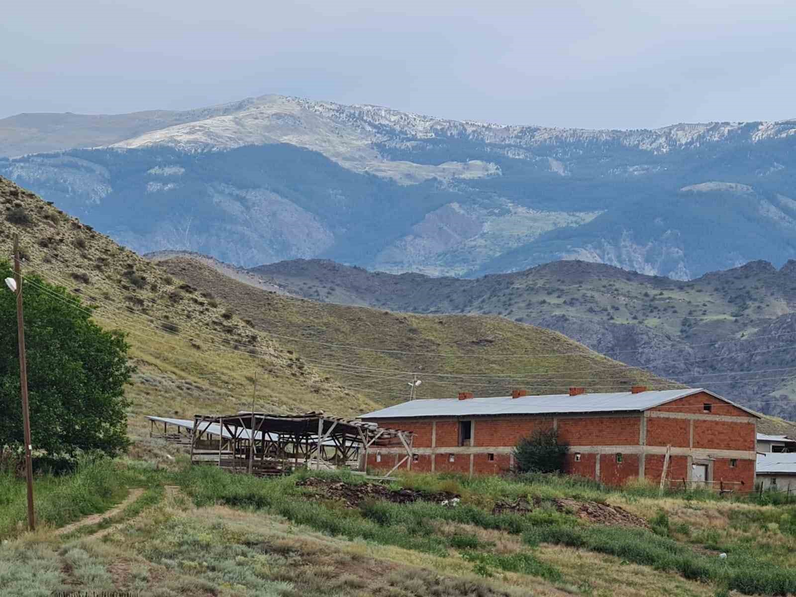 Oltu’da Kırdağı beyaza büründü