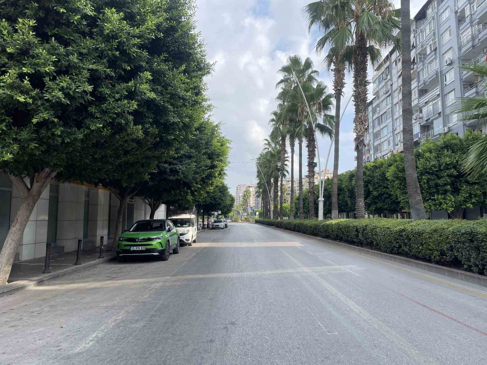 Adana&rsquo;da kavuran sıcaklarla sokaklar boşaldı, kentteki sakinlik vatandaşı memnun etti
