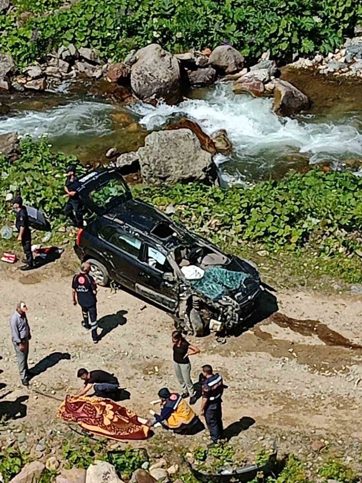 Rize’de araç uçuruma yuvarlandı: 2 ölü, 3 yaralı
