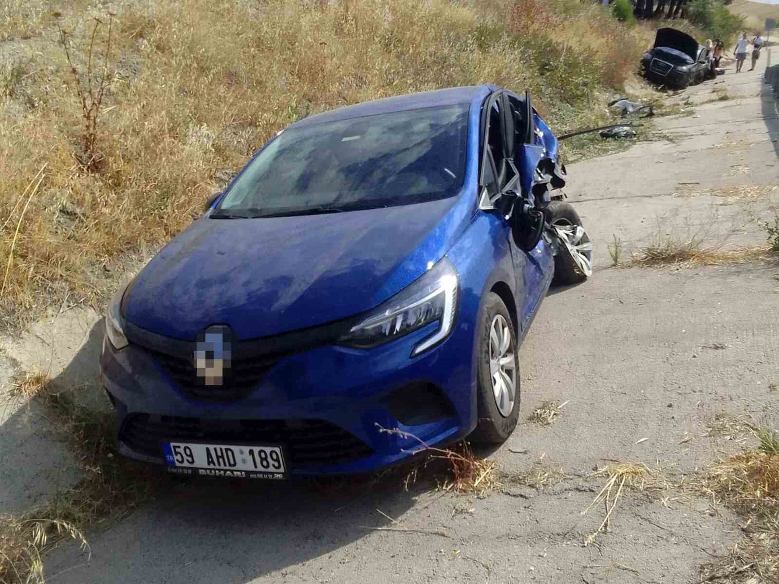 Tekirdağ&rsquo;da seyir halindeki otomobil, park halinde olan iki araca &ccedil;arptı: 5 yaralı
