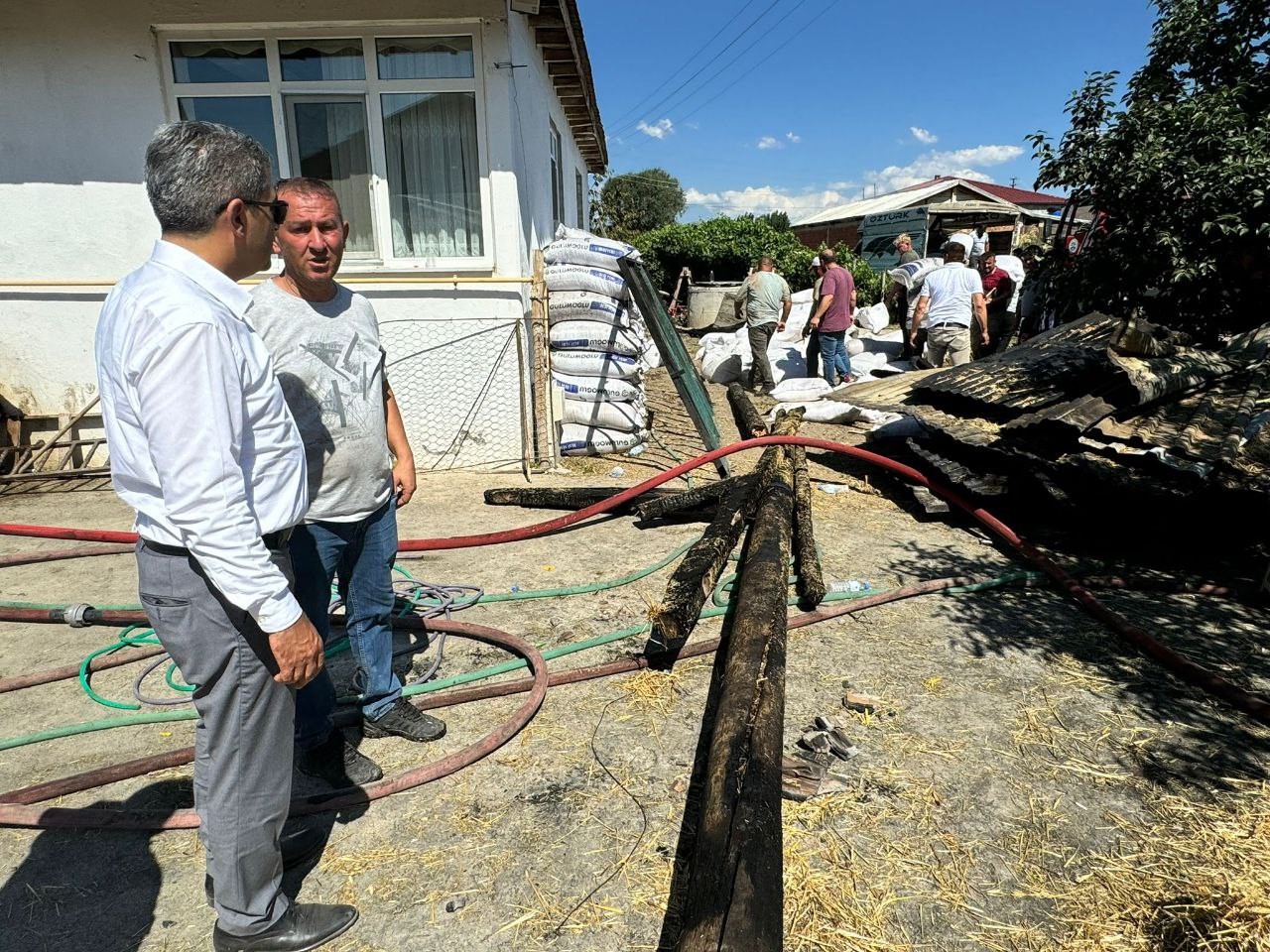 Samanlığı yanan besiciye yardım için bütün mahalle seferber oldu
