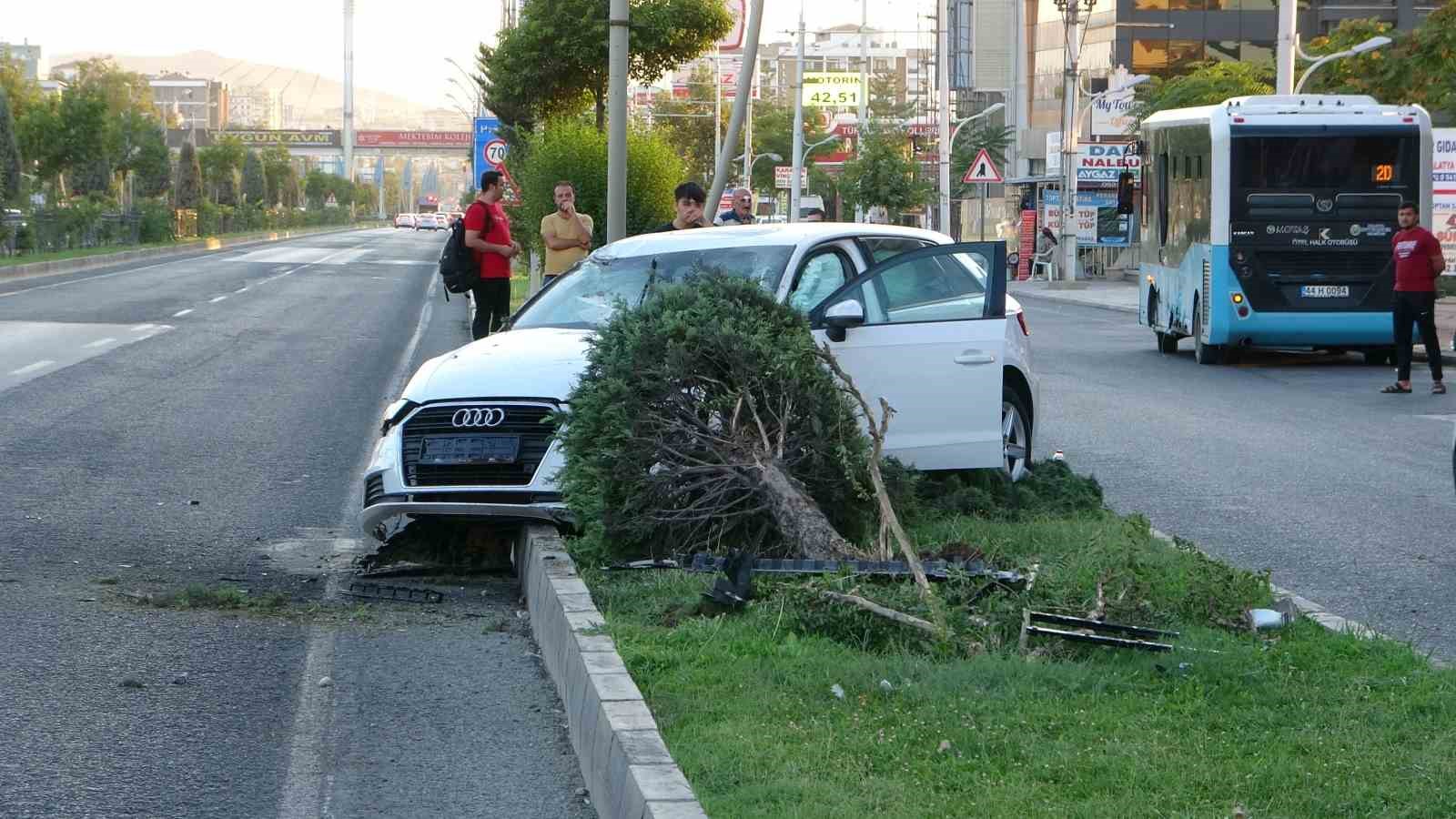 Kontrolden &ccedil;ıkan ara&ccedil; onlarca yolcunun bulunduğu otob&uuml;se &ccedil;arptı
