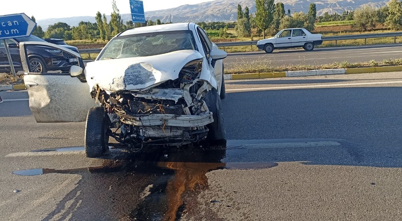 Erzincan’da trafik kazası: 8 yaralı